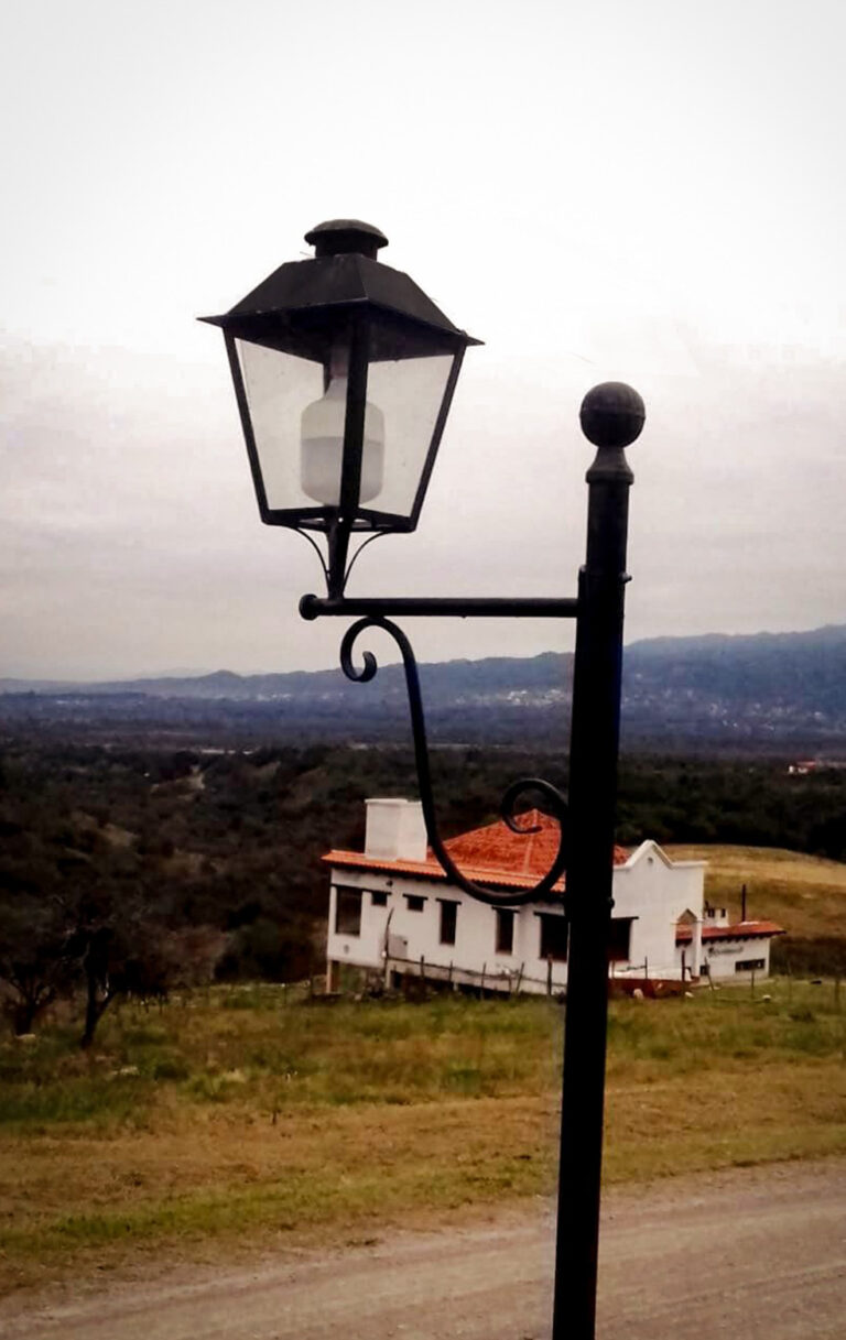 Farol 13 gigante con ménsula desde abajo – Club de Campo Los Zarzos