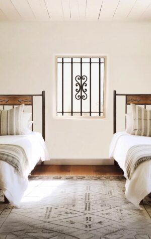Cama de hierro, respaldos para camas, muebles para dormitorio. Muebles de hierro forjado